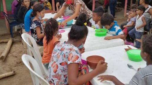 'Mis chiquitines': el comedor que alimenta diariamente a decenas de niños venezolanos en Arauca